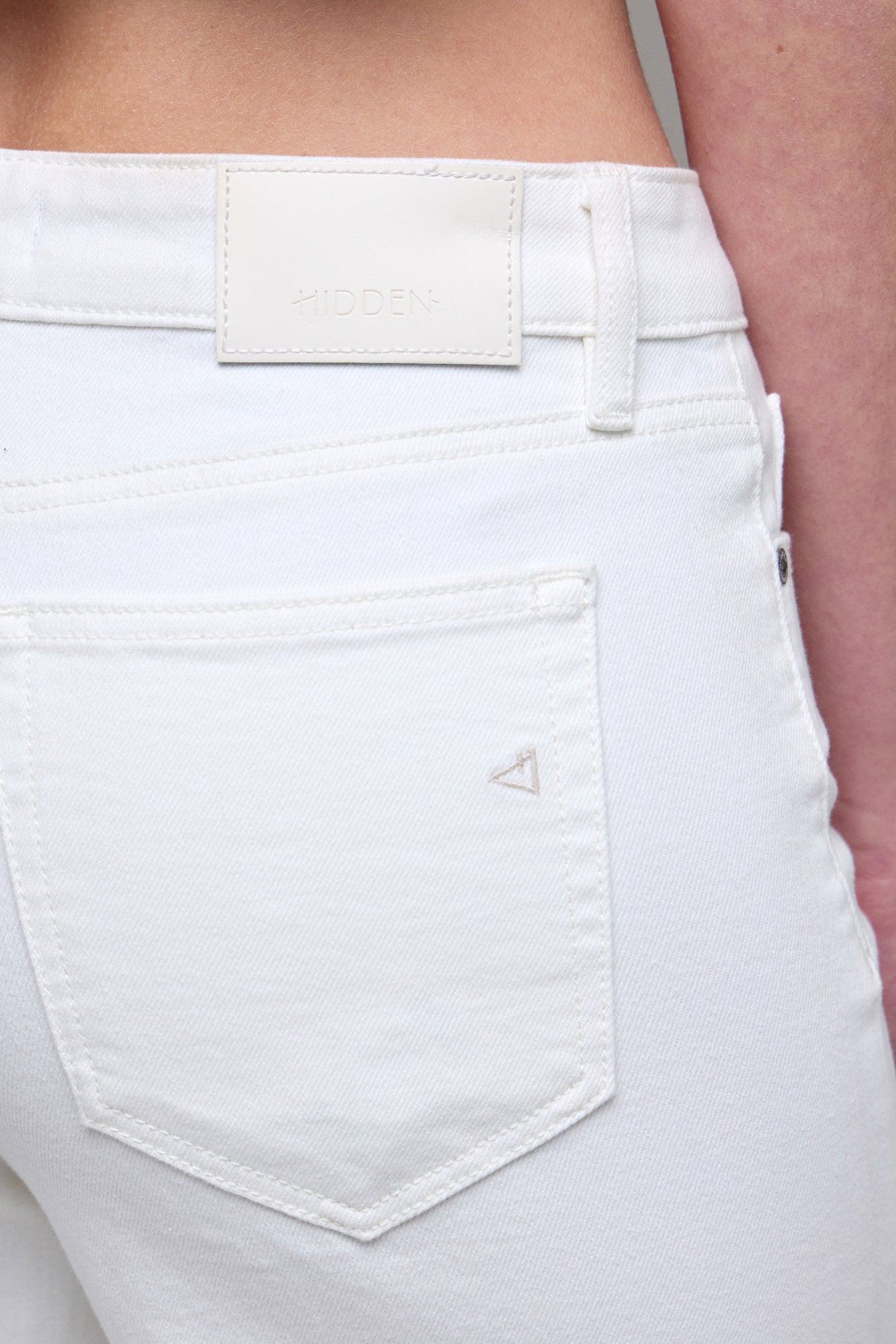 LOGAN DAD JEANS WHITE