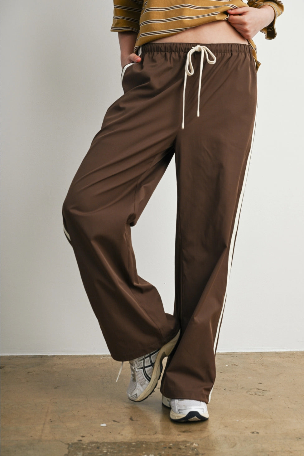 MOCHA MOTION TRACK PANT