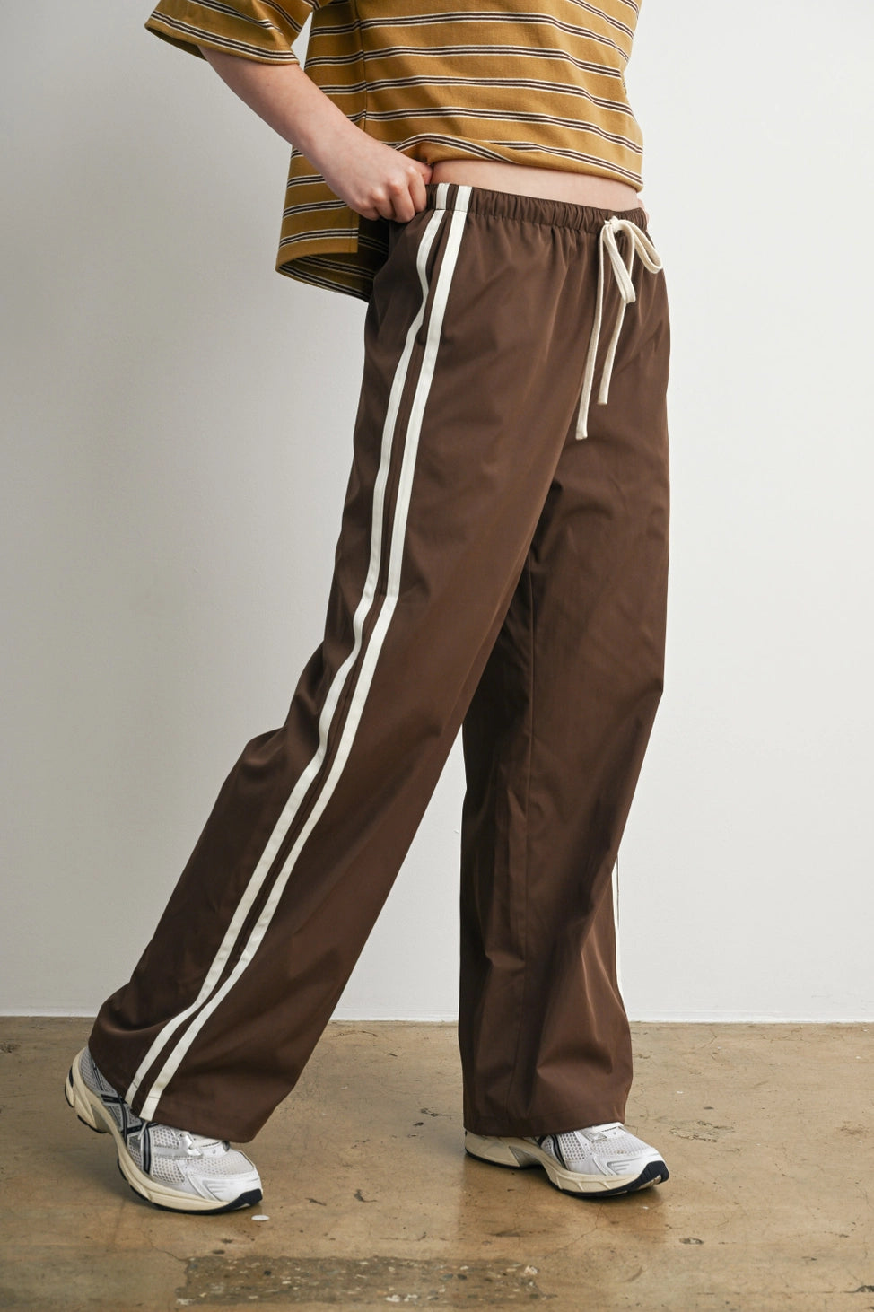 MOCHA MOTION TRACK PANT